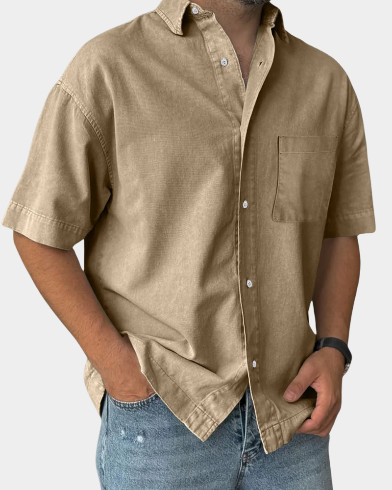 Relaxed structured leisure shirt in khaki, short-sleeve button-up with chest pocket