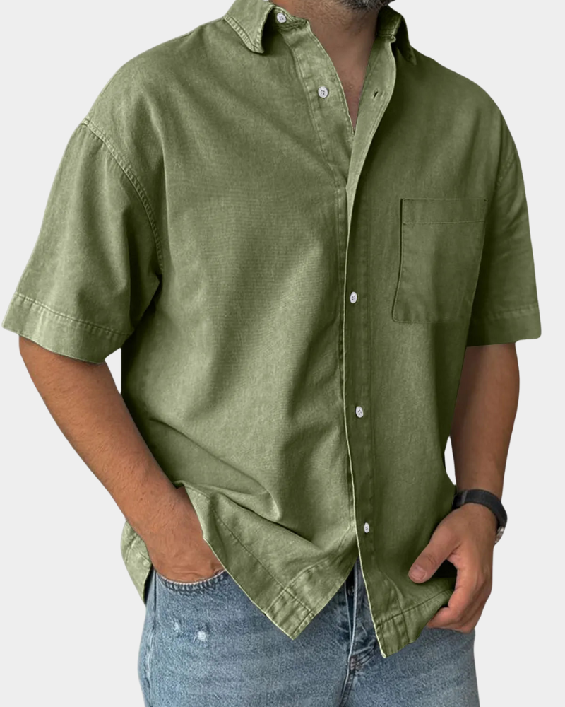 Relaxed structured leisure shirt in olive green, short-sleeve button-up with chest pocket
