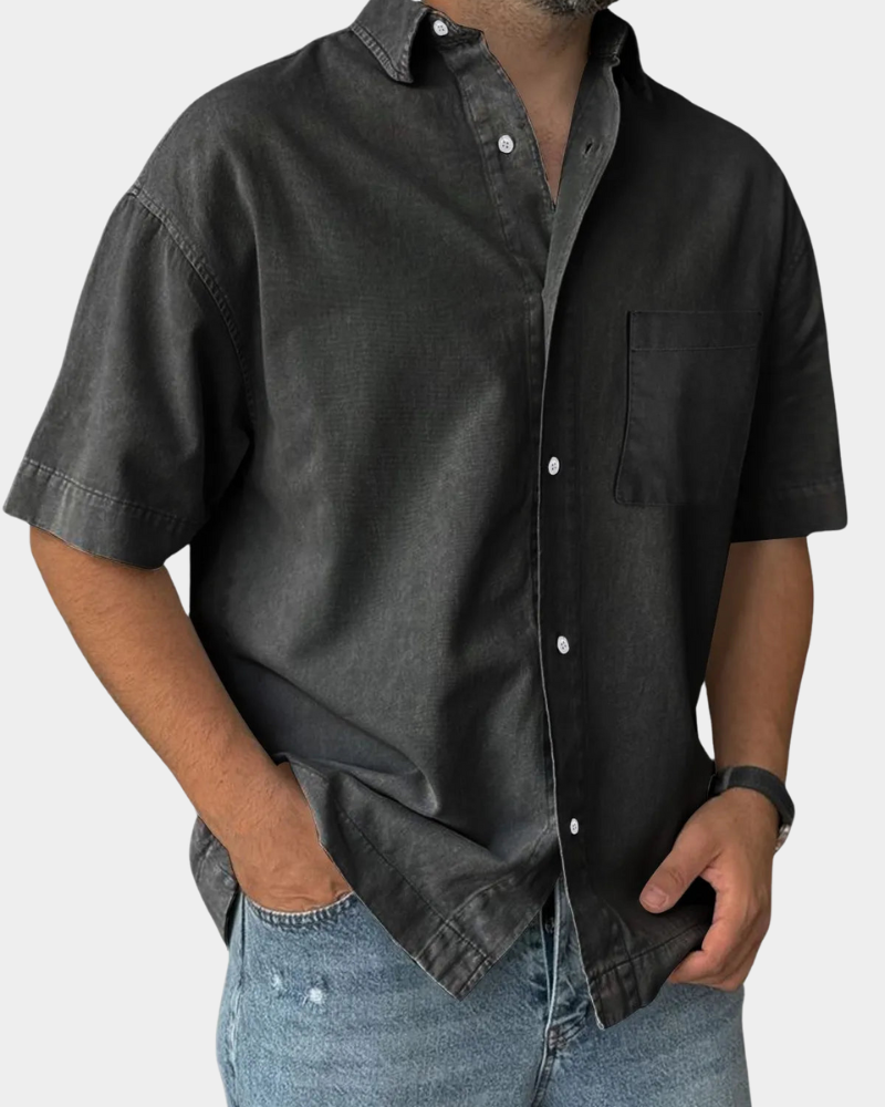 Relaxed structured leisure shirt in black, short-sleeve button-up with chest pocket