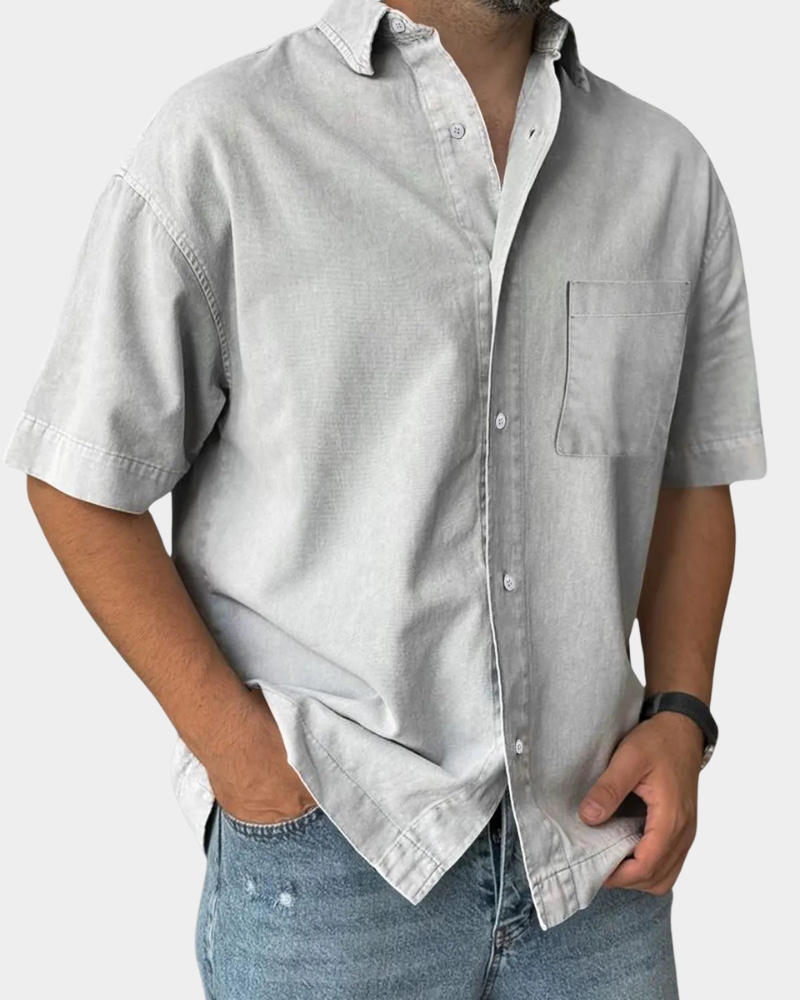 Relaxed structured leisure shirt in light gray, short-sleeve button-up with chest pocket