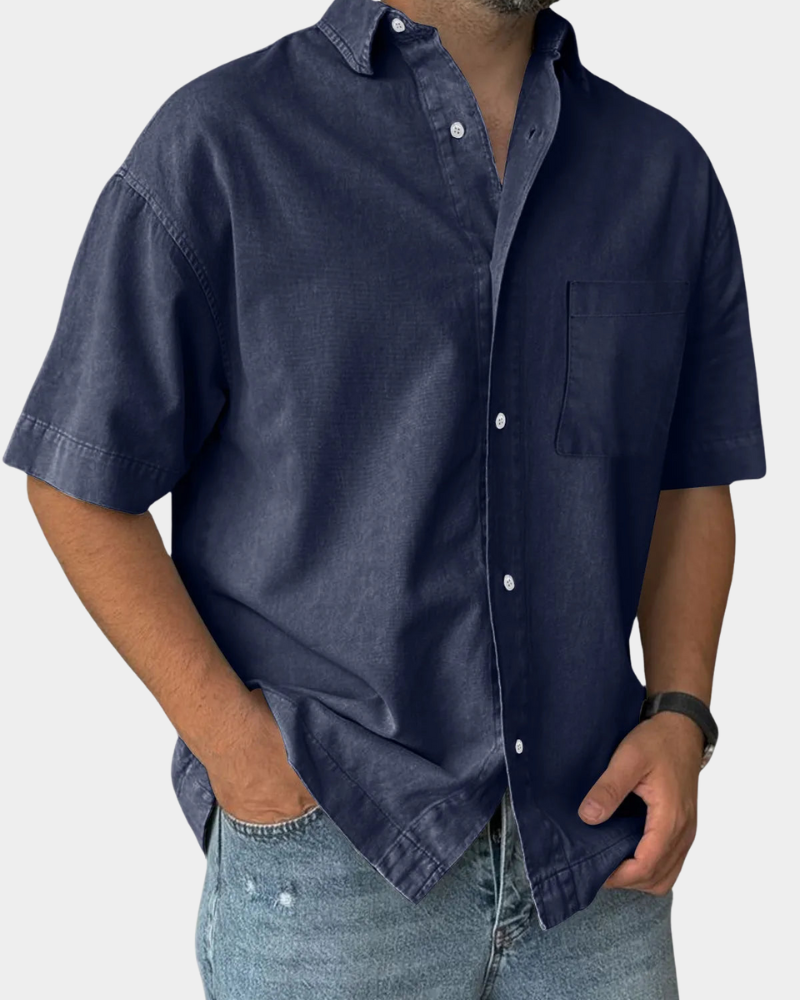 Relaxed structured leisure shirt in navy blue, short-sleeve button-up with chest pocket