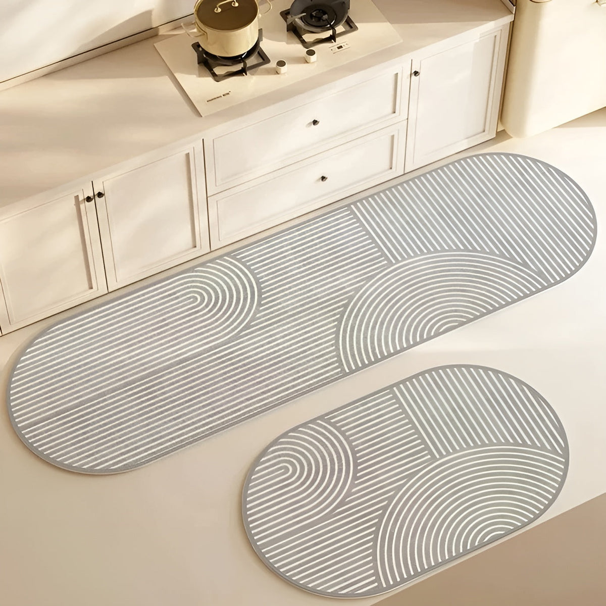 Quick-dry bath mat with oval shape and concentric curved lines, light gray