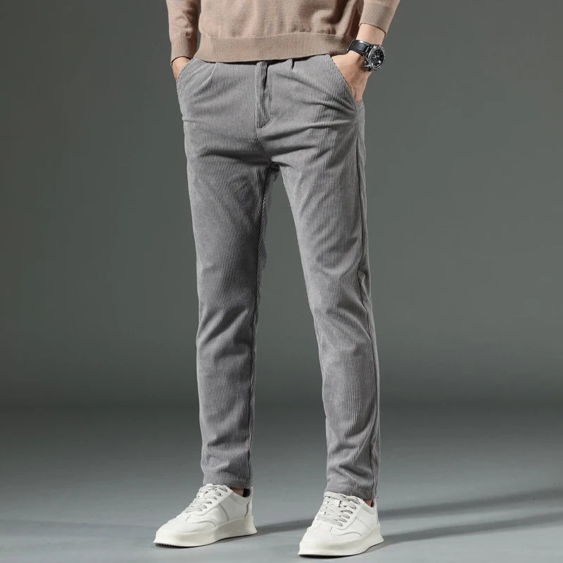 Elegant everyday pocket trousers, close-up detail