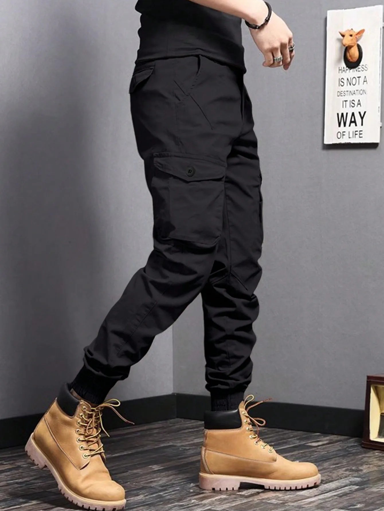 Rugged everyday cargo pants, close-up detail